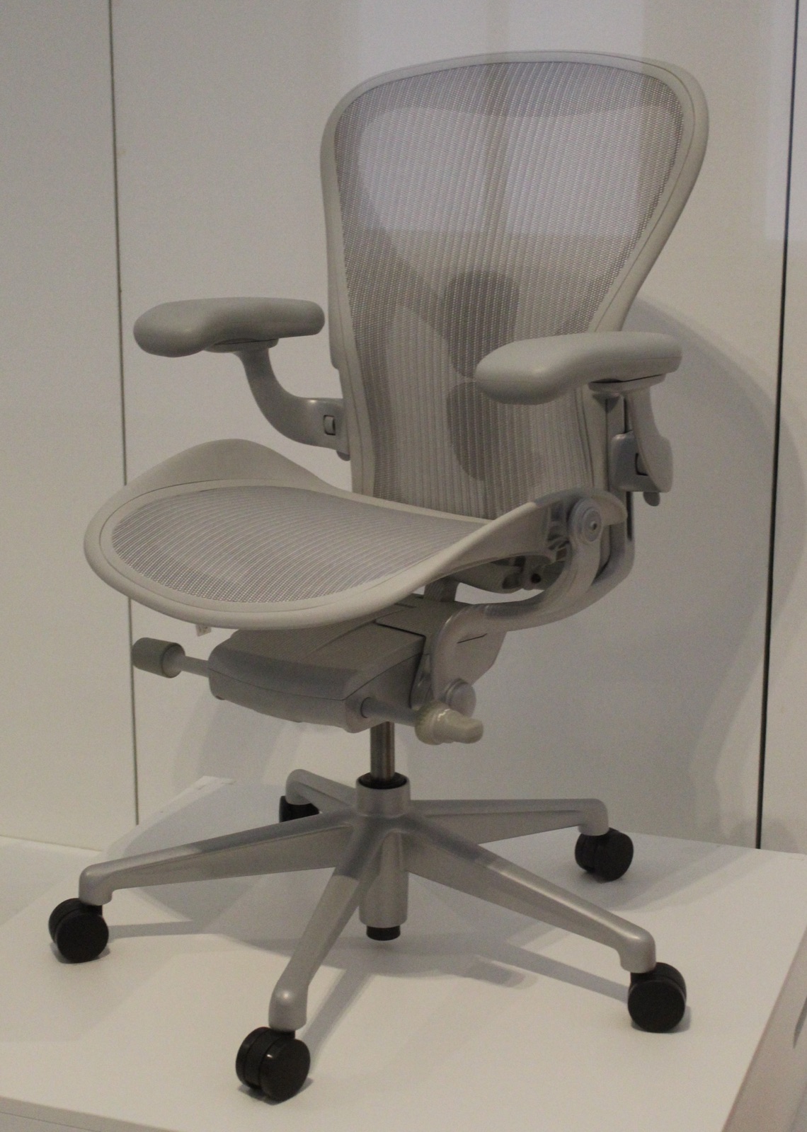 A Sane Home-Office Desk Setup That Won't Wreck Your Back