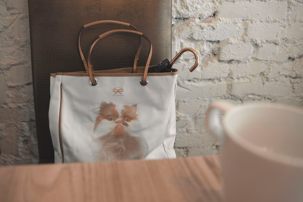 What Your Handbag Says About Your Personality (And How to Pick)