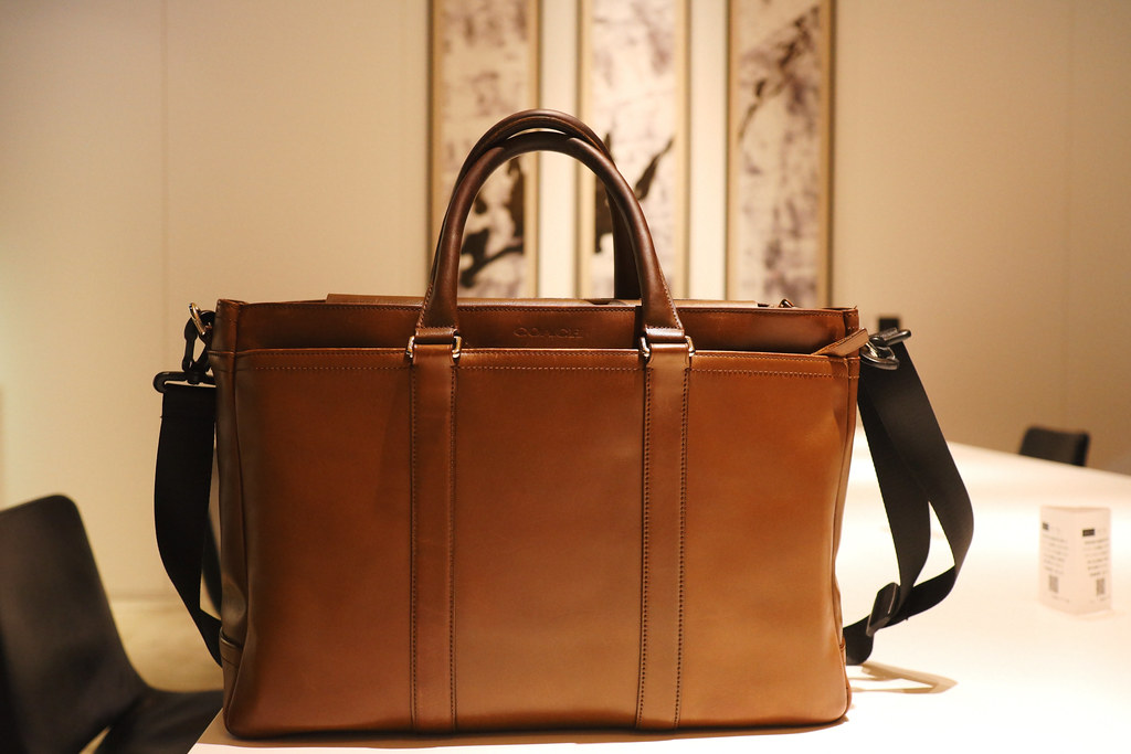 What Your Handbag Says About Your Personality (And How to Pick)